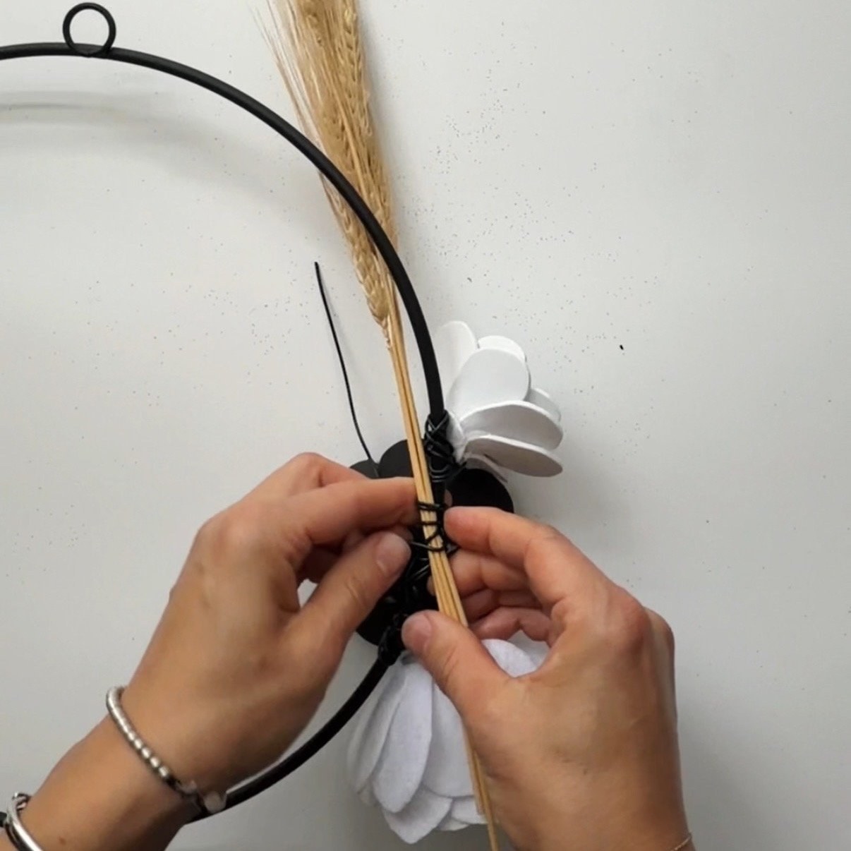 Attach the wheat ears to the ring with wire