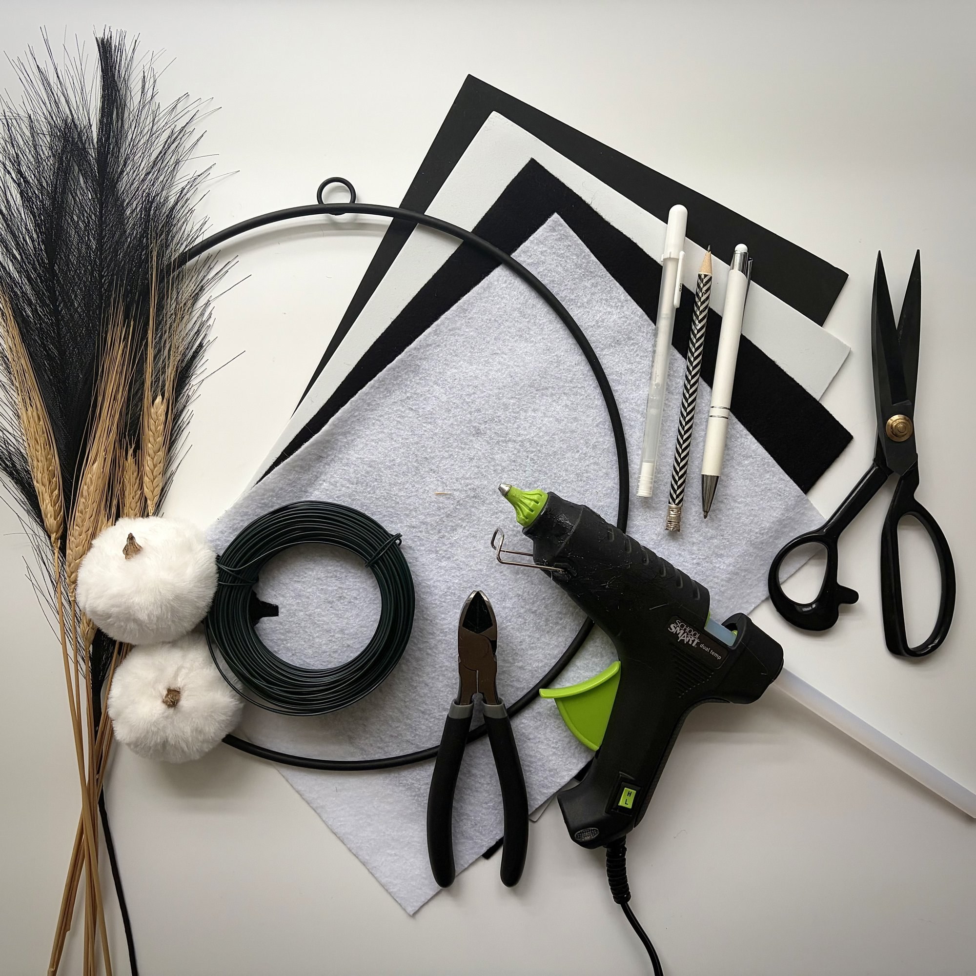 Materials for the wreath: metal ring, pampas, wheat ears, pumpkins, felt, foam, wire, pliers, glue gun, and scissors